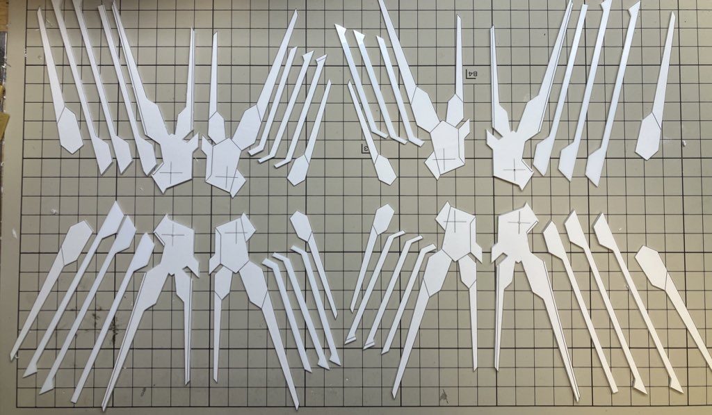 切り出したパーツ類。かなりの枚数に…。これを後ほど組み立てる。