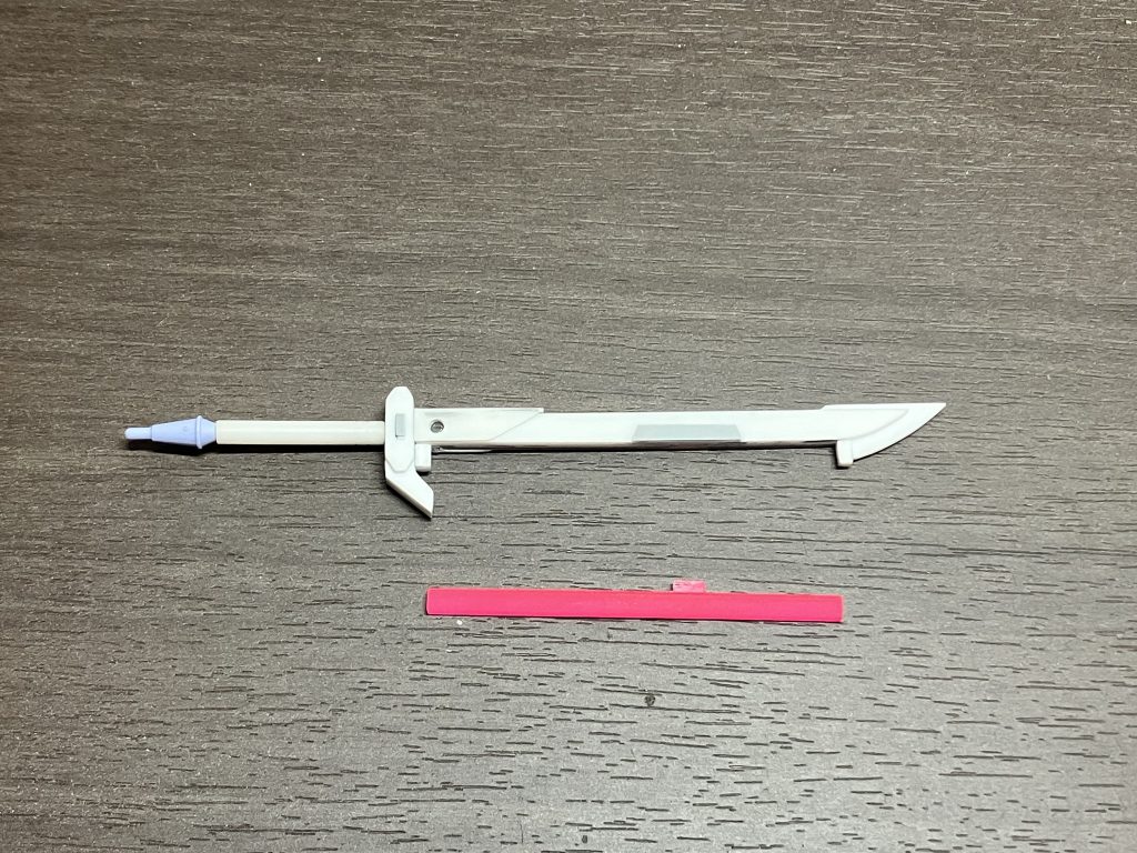 自作のビームソードです。対MS戦で片手持ちを想定しているのでサイズは俗に言う対艦刀シリーズと比べると小ぶりです(その方がカガリも使いやすそう)。柄の先端とエフェクトはジャンクパーツとなっていたHGCEデスティニーのアロンダイトから拝借しました。映画後のデスティニー需要をみて、なんでジャンクにしちゃったんだろうと若干後悔してます。今回は以上になります。