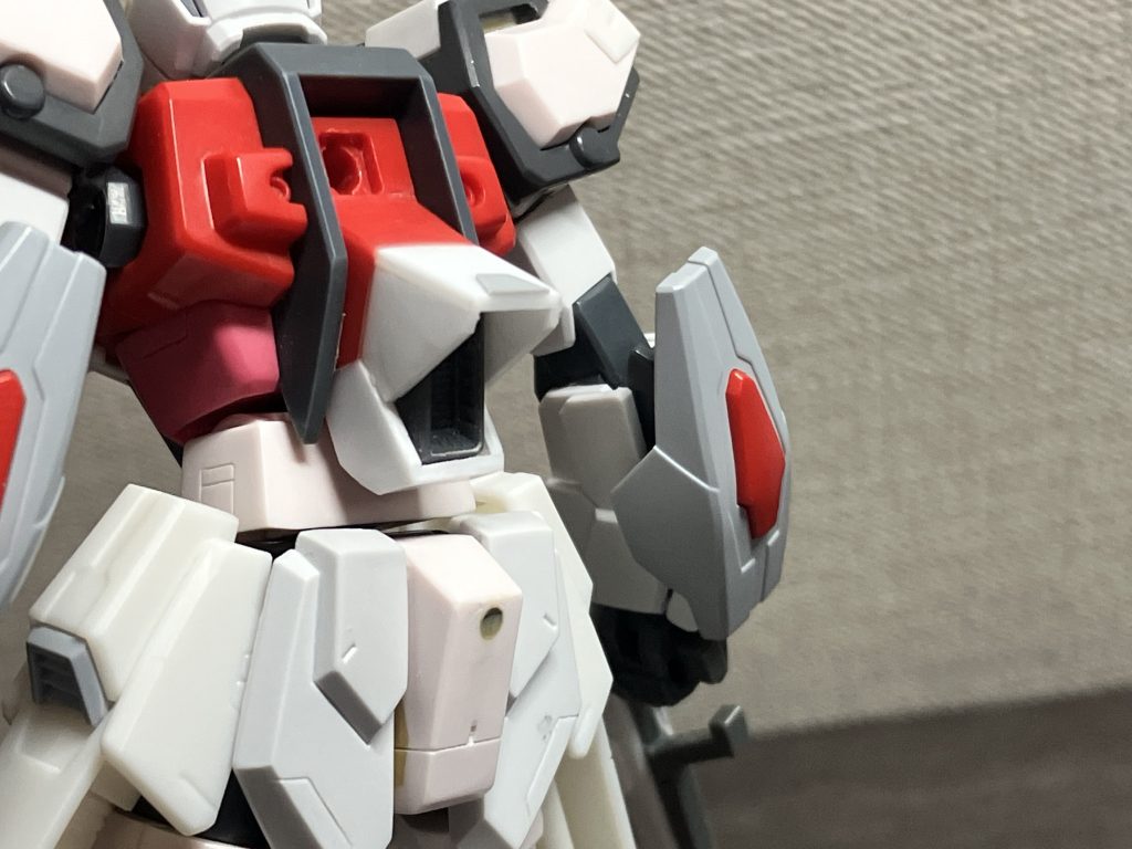 メインスラスターの形状変更です。カバーを伸ばしてWAVEさんの角バーニアパーツを付けてます。実質大型化することでバックユニットを外した状態でも背面のシルエットにアクセントが出ていいかなと思い、やってみました。