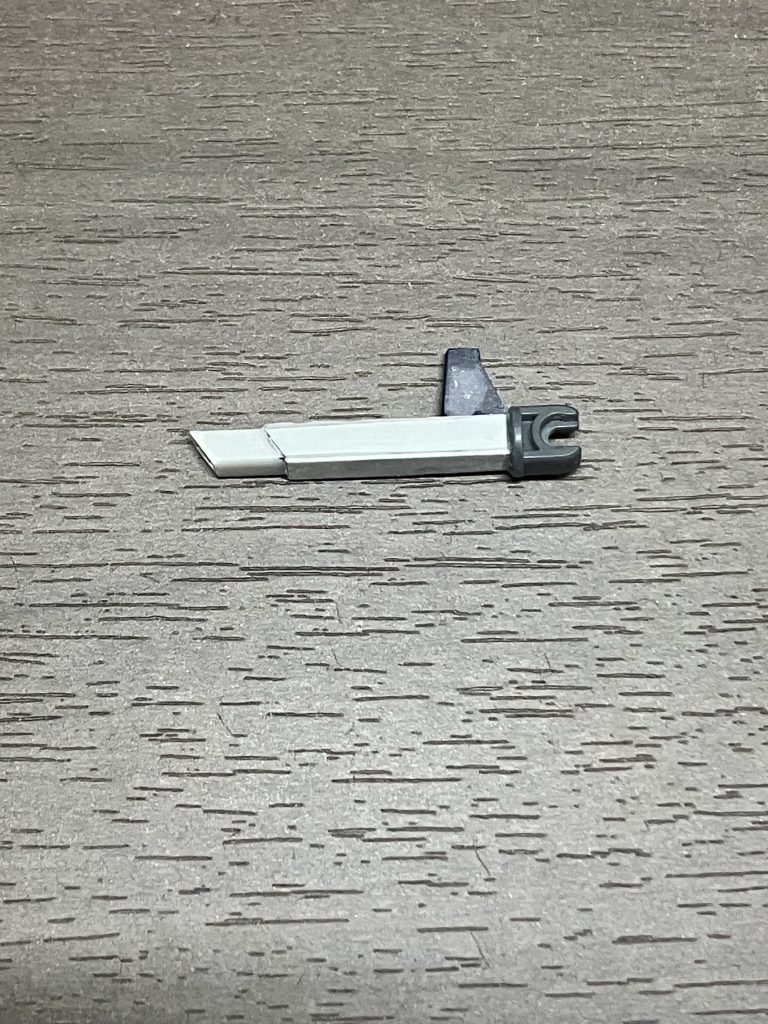 レールガン(という設定)です。上に飛び出てるのはセンサーユニットです。フリーダムのクスィフィアス系統と比べるとめちゃくちゃ短いですが、ブラストインパルスのデリュージーみたいなものだと思ってください。