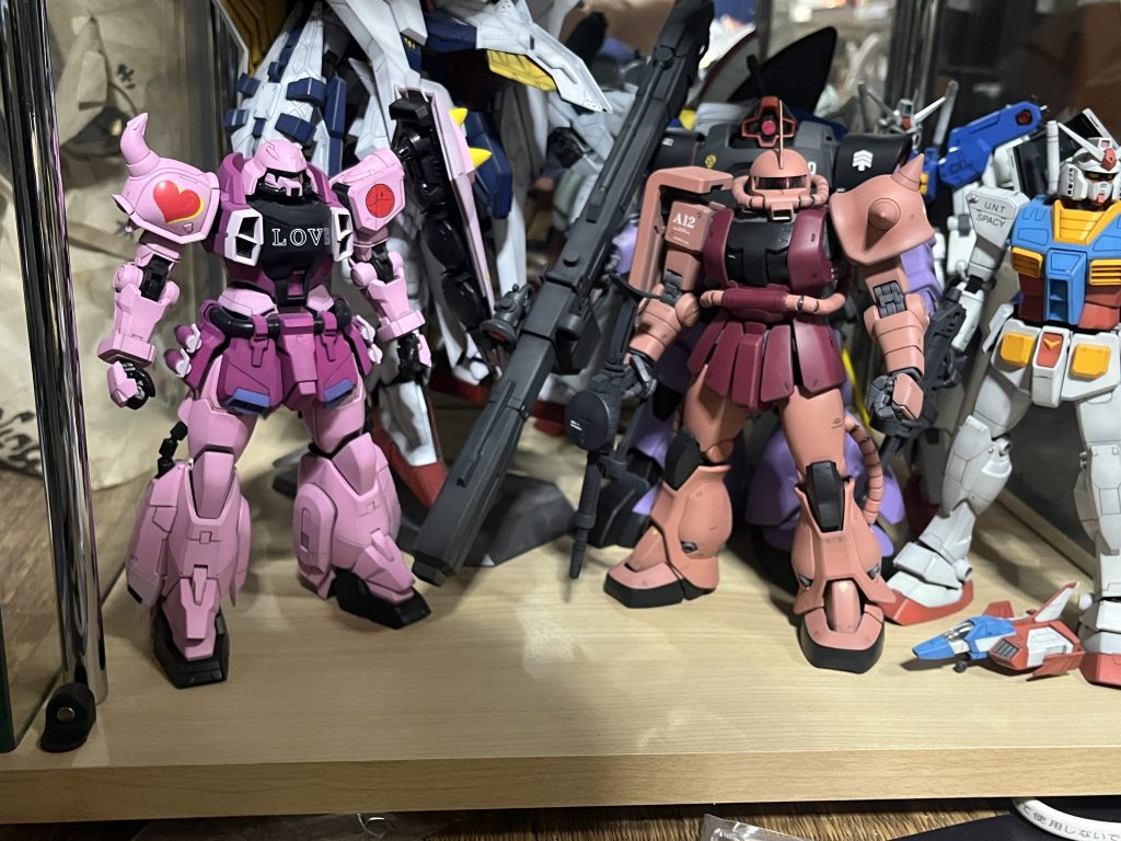 ザクウォーリアと並べてみました。全体のバランスがかなり違いますね。