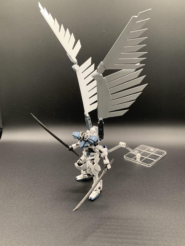 第2形態で翅が装着されます。白鷺をイメージして、白い翅です。