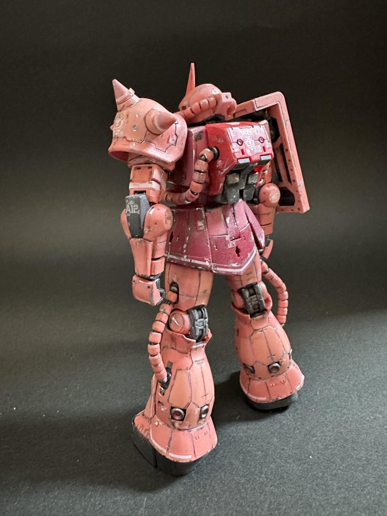 劇中ではこの機体がその後どうなったかは描かれていなかったと思うので、キャリフォルニアベースにあったのを連邦軍が接収したものの、処遇が決まらず野ざらしになっていた、みたいなイメージで強めにウェザリングをしました。