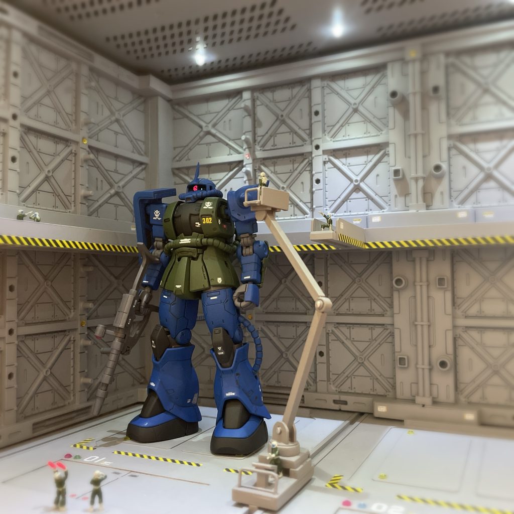 全景HGGTO ザクⅡはマッシブでカッコ良くて、合わせ目消し・全塗装・デカール貼りで充分だと思えるキットですね。別のカラーで作成してみたくなりました。