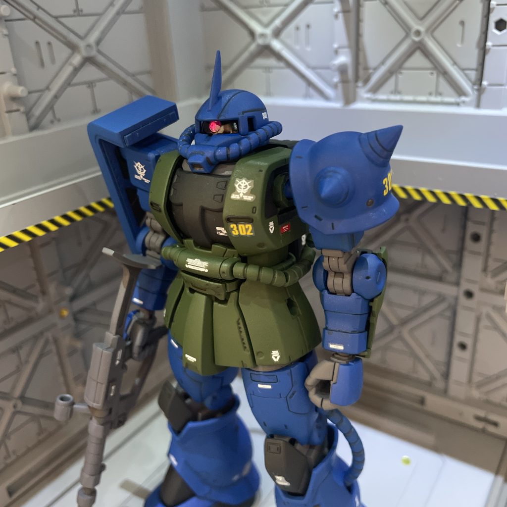 バストアップモノアイは穴開け加工をしてセリアで購入した赤のデコレーションシールを埋め込み上から赤のUVレジンでコートしてあります。