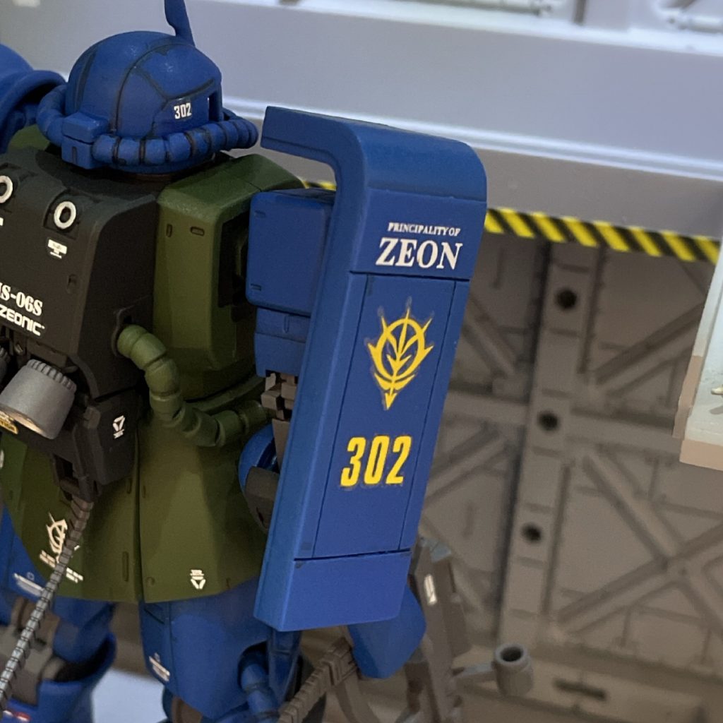 シールドは、0.5mmプラ板を貼り付けて厚みを増す加工をしてあります。