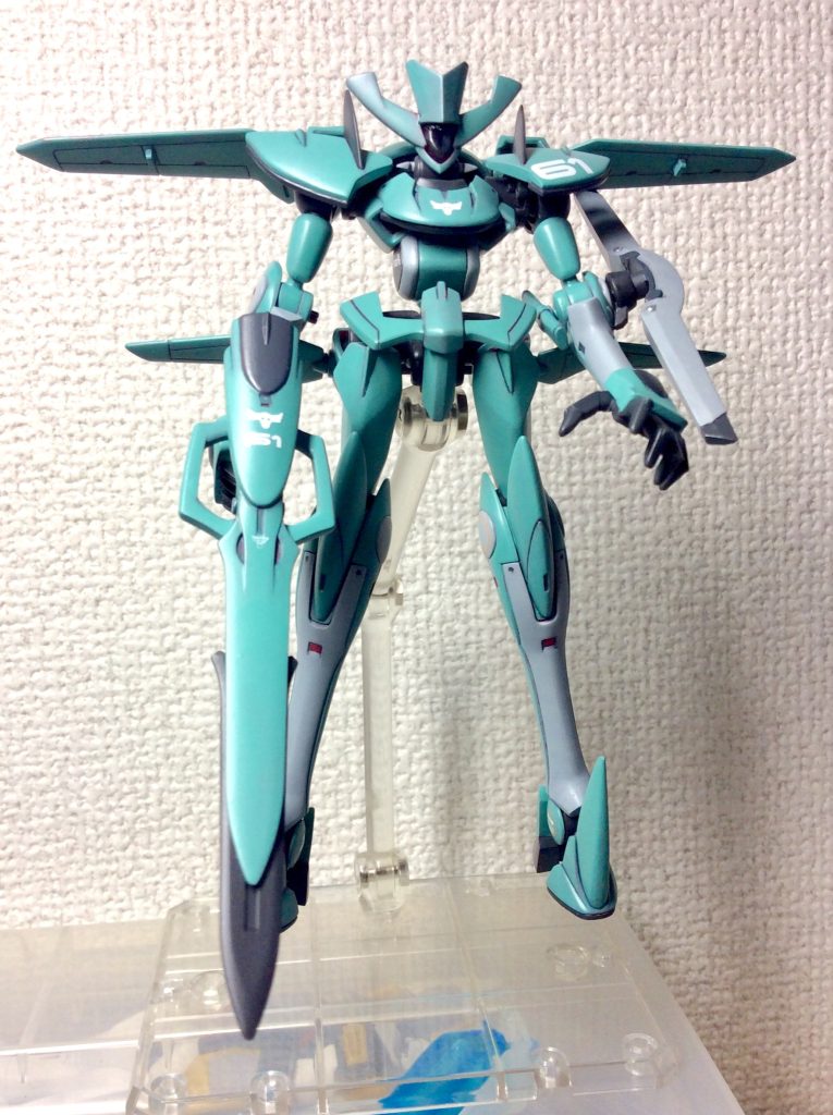 頭部の形で分かる通り、間違いなくイナクトカスタムです。本当はうっすら緑っぽいグレーにしようと思って調色したんですが、グレーの分量に思い切りが足りなかったのか、普通に爽やかなデモカラー風になってしまいました。