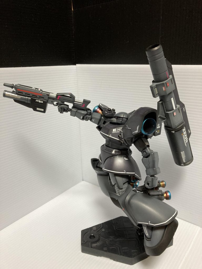 キャノンにエネルギーを大幅に消費する為射撃武装はビームマシンガンとロケットランチャーとしました😊