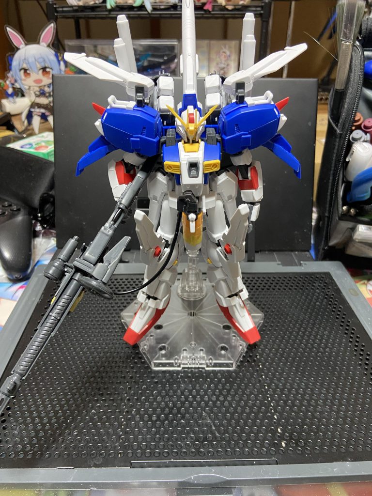 仮組み段階。肩のウイングをもう少し外に出したかったのでこの後にジャンクパーツから延長フレームをでっち上げました。