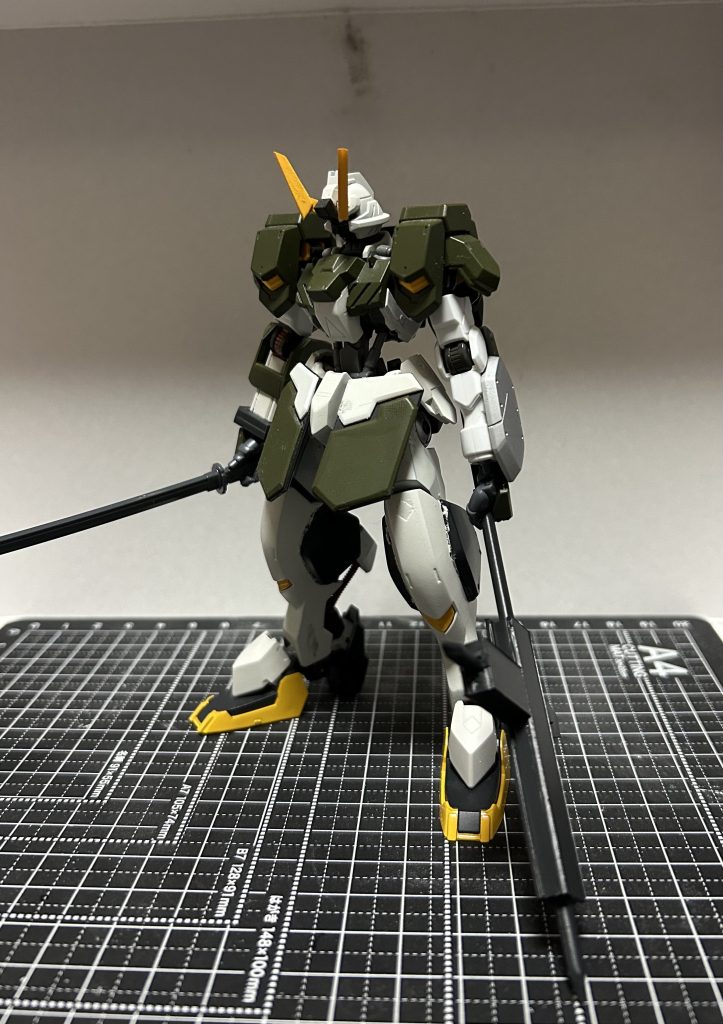 第１形態ということで、左腕はHGガンダム・バルバトスより拝借しました。装甲の自作は右腕だけで力尽きたのです…