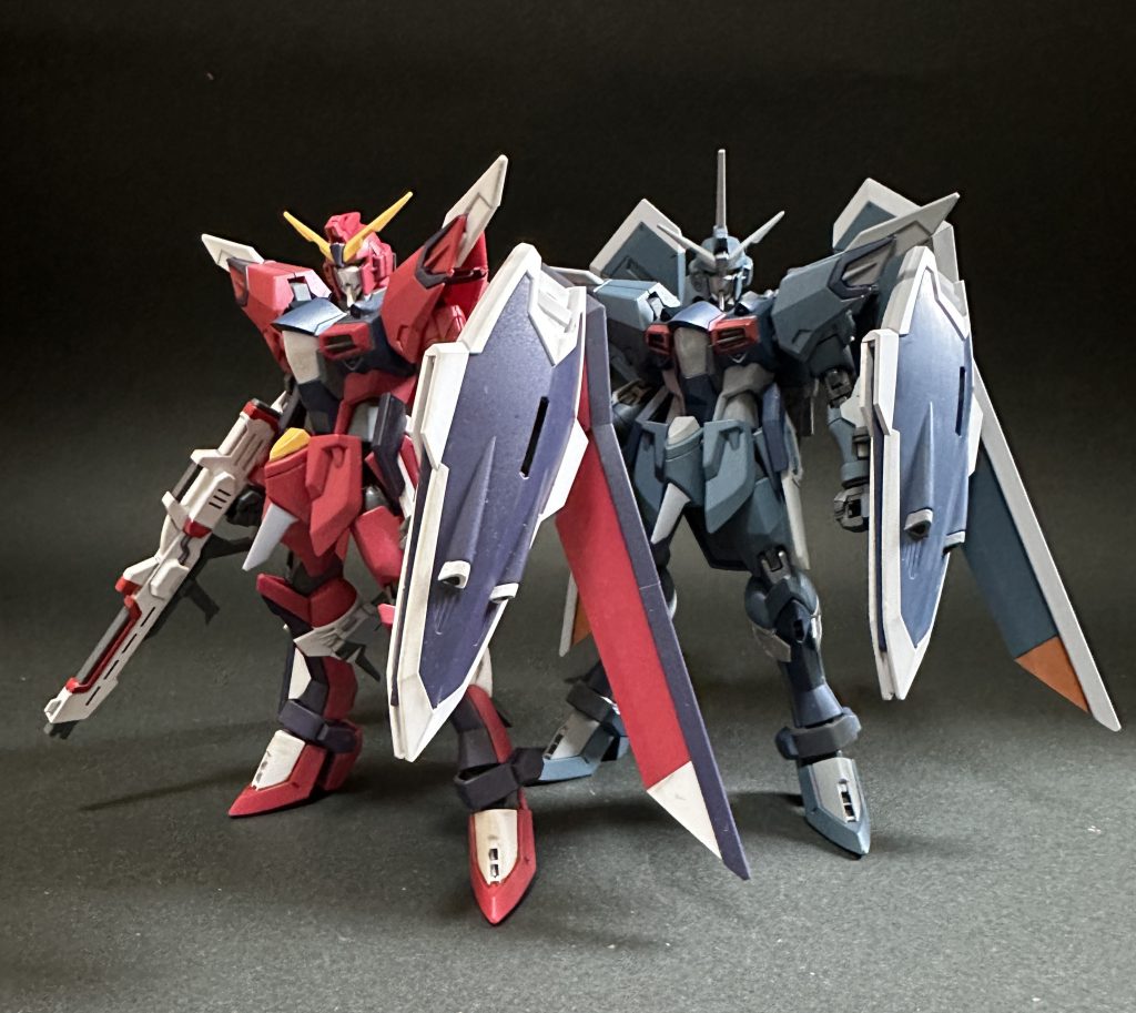 塗装をしたものと並べてみました。カラーリングって難しいですね。