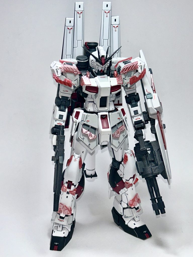 【機体解説】νライトアーマー（サイコフレーム試験機）本機はナラティブガンダムがνガンダム用のサイコフレーム試験機として運用されていたという世界線において，その中間機として位置付けられている機体である。ナラティブガンダムでの試験を終え，生成に成功しているサイコフレームをνガンダムに「外装」し，全体の重量・出力のバランスなどの試験を行った。全体の重量バランスと整えるため，νガンダム本体の外装を一部削減して試験を行ったところ，一部技術者から「ライトアーマー」の呼称が与えられた。…という妄想です…。