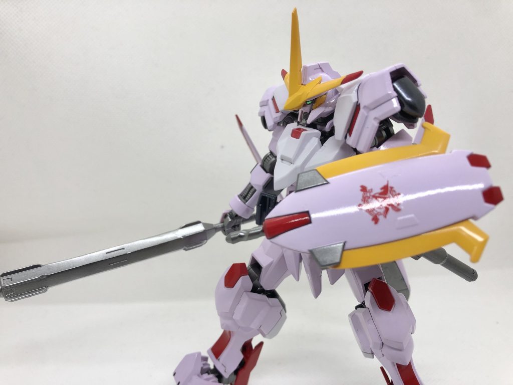 盾のエンブレムは、金星のマーク、、、ではなく手元にあってそれっぽかった、νガンダムのアムロのマーク。