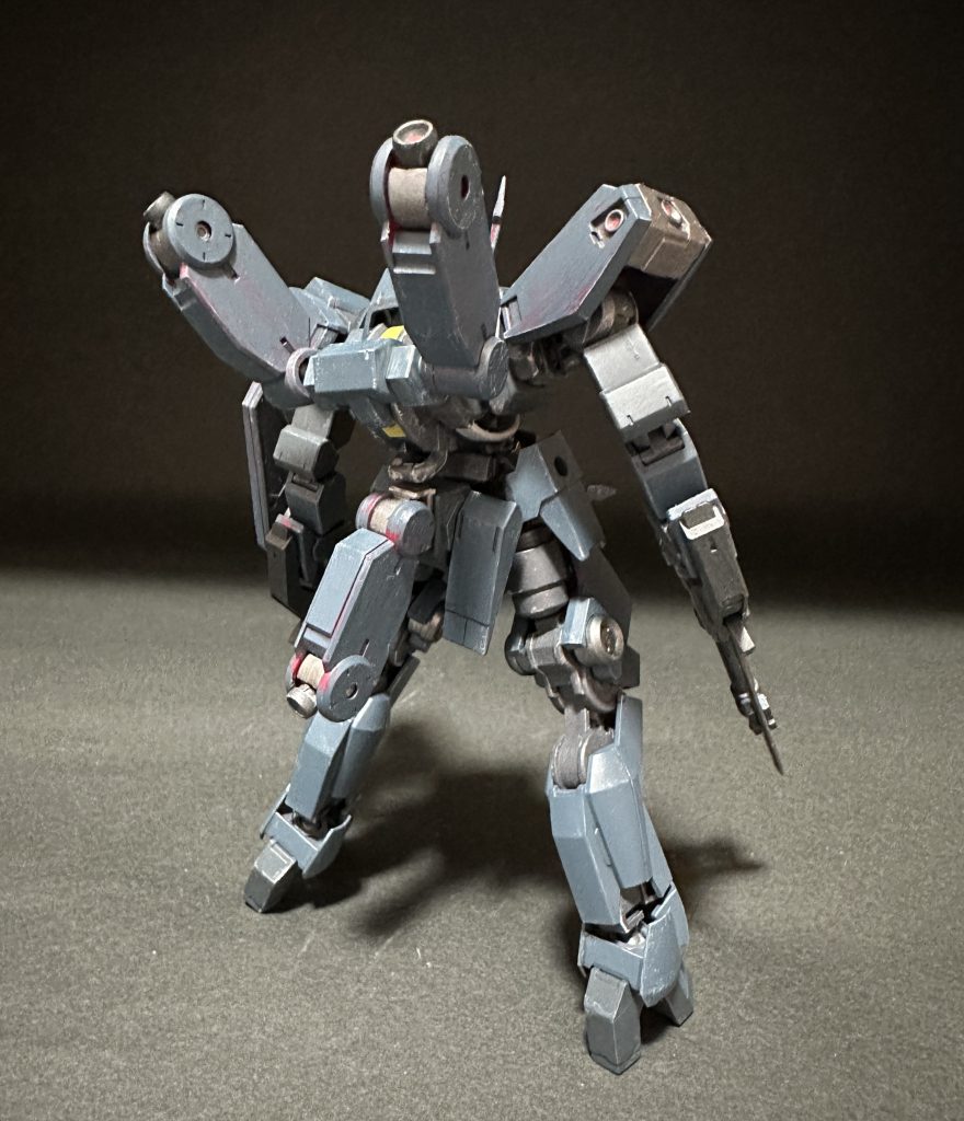 今月のグレイズは、シュヴァルベカスタム。もしかすると最近では最も入手しやすい鉄血のキットかもしれません。カラーリングはダーク系で、ティターンズっぽくなりすぎないように色を揃えてみました。