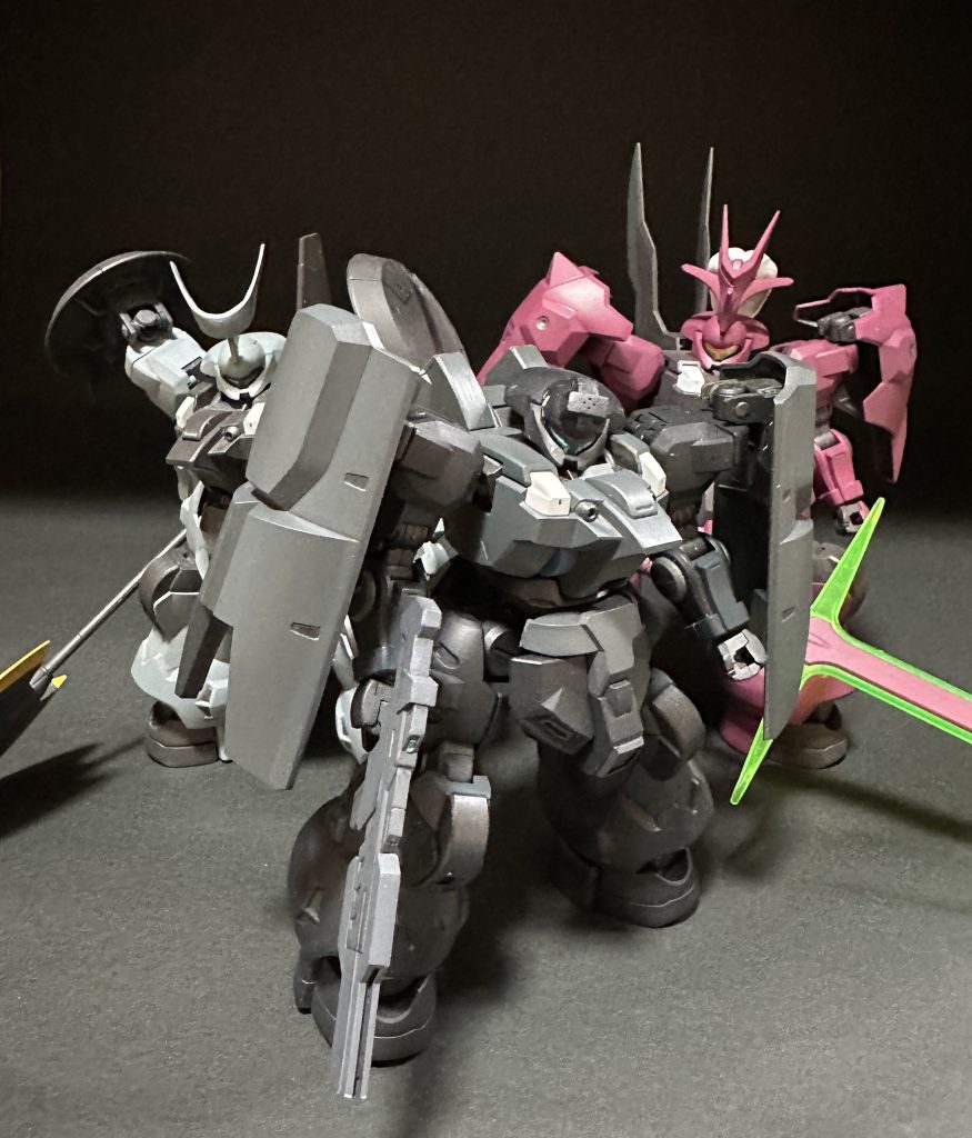 昭和のガンプラの箱絵ならばこういう感じで背後に息子たちの機体が描かれていたかもしれませんね。