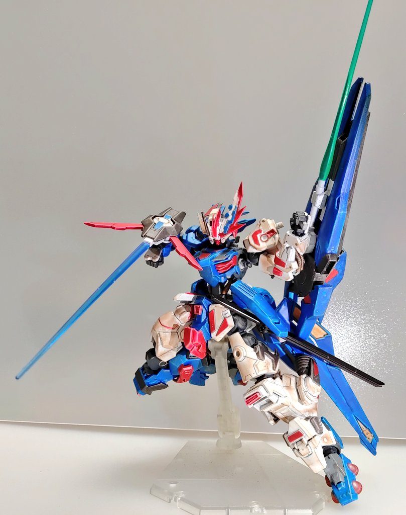 軽装近接戦形態ビームサーベルは二本、ヒートクローも在り