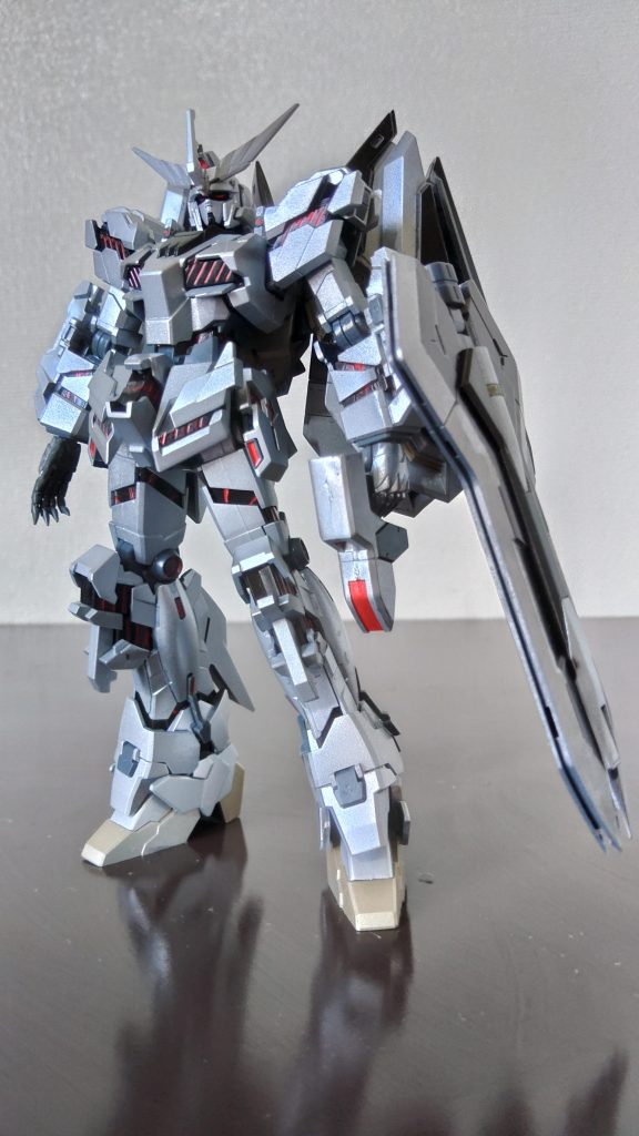 「RX-0 ユニコーンガンダム４号機　ペガサス」RX-0シリーズの４号機となる本機は失踪した「ユニコーンガンダム３号機　フェネクス」の余った整備用パーツが勿体ないという理由で製造された機体である。ユニコーンガンダムのパーツで造られているが、安定性に欠けるサイコフレームを使用せずとも性能はほぼそのまま再現している。しかしこの性能を維持するには機体のフレーム、関節部に大きな負担を与えるためか５分程度の活動しかできない。フレームの隙間が赤く発熱しているのはそのためである。