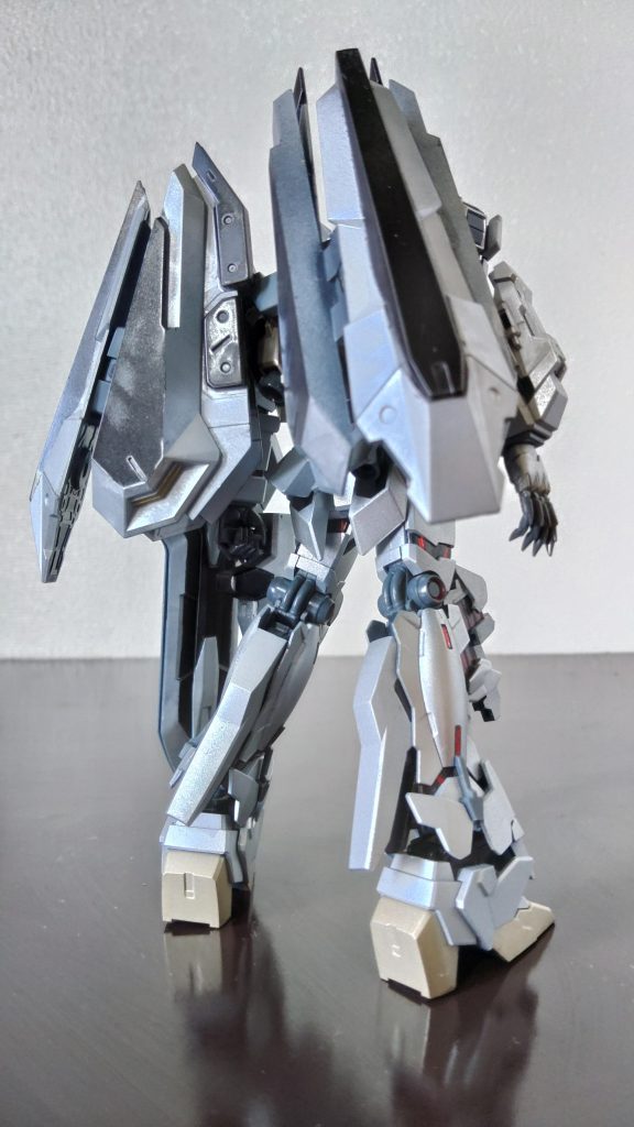 後ろ姿。本機は失踪したフェネクスを捕獲、または撃破を目的にも製造されているがまともに扱えるパイロットがいないためお蔵入りとなった。カラーリングはフェネクスが金色だから４号機のペガサスは銀だな！という安直な理由でこうなりました。