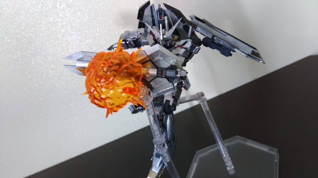 「マルチペガサスウェポン」実験的に開発された多目的武装。分厚い装甲のため普段はシールドとして使用される。