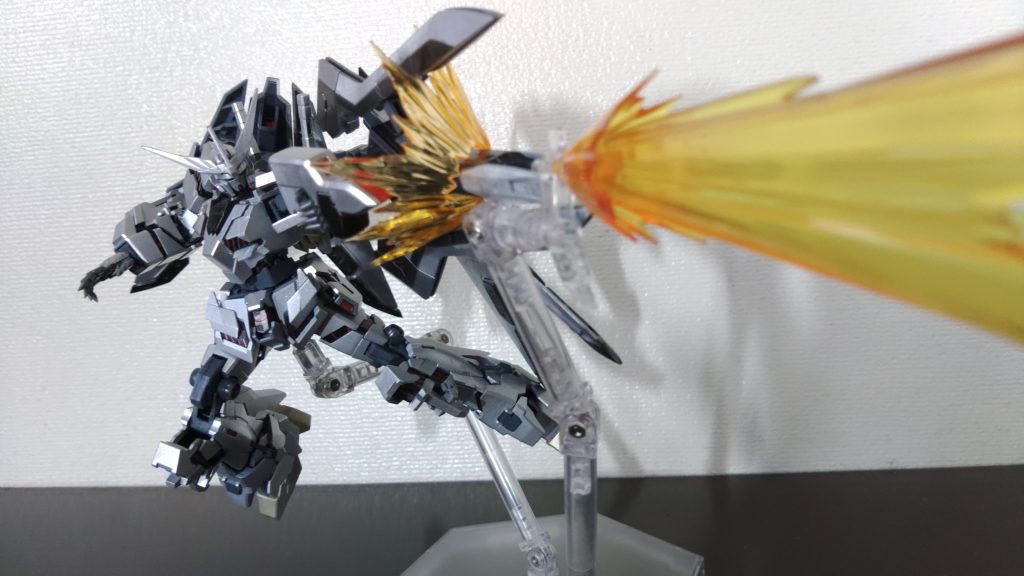 「マルチペガサスウェポン　ブラスターモード」マルチペガサスウェポン砲撃形態。大型の戦艦、モビルアーマーを一撃で仕留める威力を誇るが、最大エネルギーで撃つと各種武装が一時的に使用できなくなる欠点を持つ。