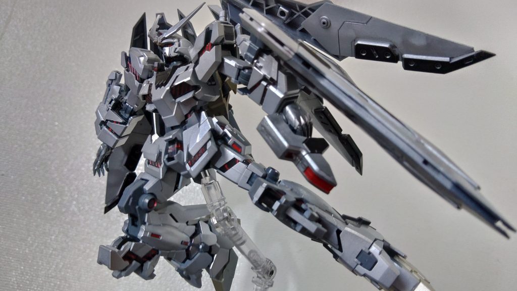 「ペガサスバインダー　フライヤーモード：背部に搭載された「ペガサスバインダー」の飛行モードである。高速で移動するフェネクスに一時的に追いつける速度を出すことが可能である。