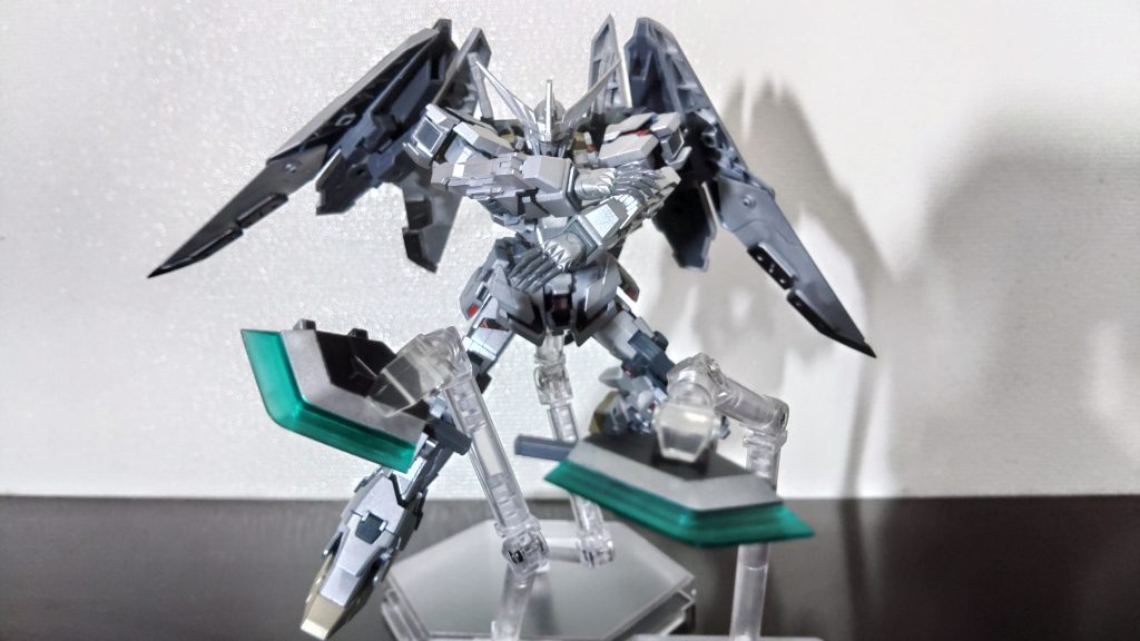 「マルチペガサスウェポン　ショートアックスモード」マルチペガサスウェポンの一部を分離させて手斧にした武装。主に投擲武器として使用され、予めプログラムされた挙動とる。