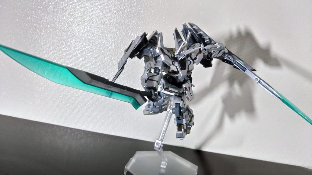 「マルチペガサスウェポン　ブレードモード」マルチペガサスウェポンの一部を使用した長剣形態。リーチが長いのが特徴。