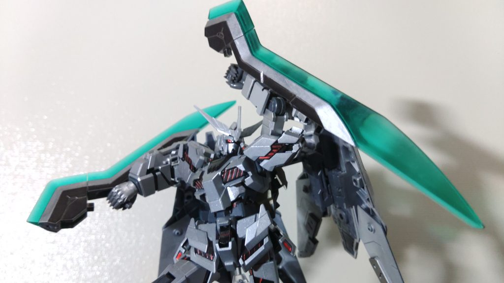 「マルチペガサスウェポン　トンファーモード」マルチペガサスウェポンの一部を使用した近接格闘形態。相手の懐に潜り込み素早い連続攻撃を可能である。