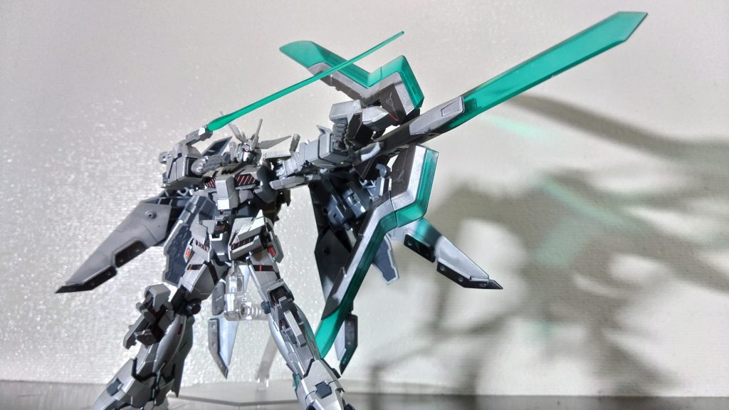 「マルチペガサスウェポン　アロウモード」マルチペガサスウェポンの狙撃形態。ビームサーベルを矢とし、精密で超高速に発射して目標を一撃で撃ち落とすことができる。ビームサーベルを矢として発射するのは「BLEACH」の「石田雨竜」が使用していたゼーレシュナイダーを参考にしました。あとペガサス繋がりで聖闘士星矢も意識しています。