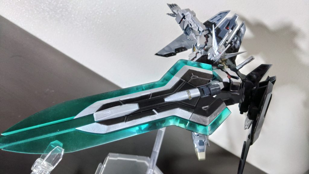 「マルチペガサスウェポン　ギガントブレードモード」マルチペガサスウェポンの大剣形態。戦艦、MAを一撃で両断できる切断力を誇るが、対モビルスーツ戦においては動きがかなり大振りになり、当たらないので主に威嚇に使用されることが多い。