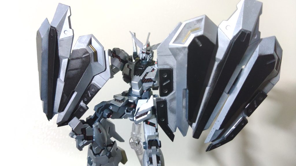 「ペガサスバインダー　シールドモード」ペガサスバインダーの大型盾形態。内部に搭載されたIフィールドによりビームを無効化することができる。しかし、使用中は高速移動できないため味方の守りに徹するしかない。