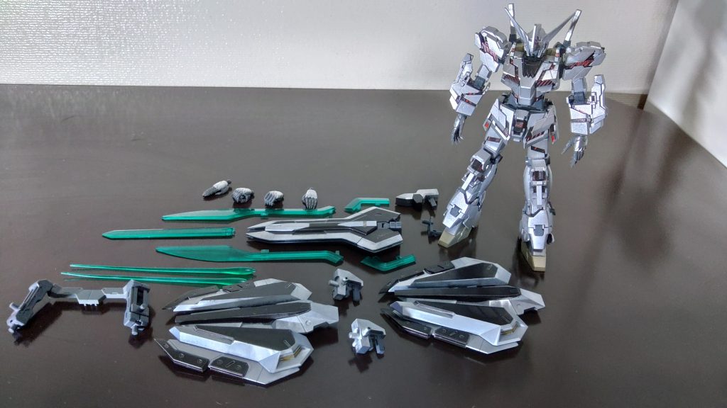 付属品一覧。本機は実験的な武装を多く導入している。