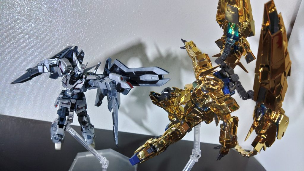 最後にもしかしたらあったかもしれないフェネクスと対決で終わり！このガンプラは自分が１０年前に初めて製作した改造ガンプラですが、今見みても頭部と武装をいじる改造は今と大して変わってないなと感じました。ちなみに昔「SDガンダムカプセルファイターオンライン」というオンラインゲーム内のブログにも掲載したことがあります。覚えてる人いるかな？