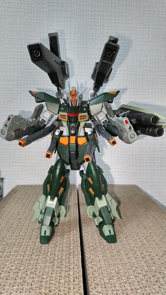 頭部にZZのハイメガキャノン、腹部にストフリのカリドゥス複相ビーム砲を移植して、ひたすら火力アップした実弾とビームのフルバースト