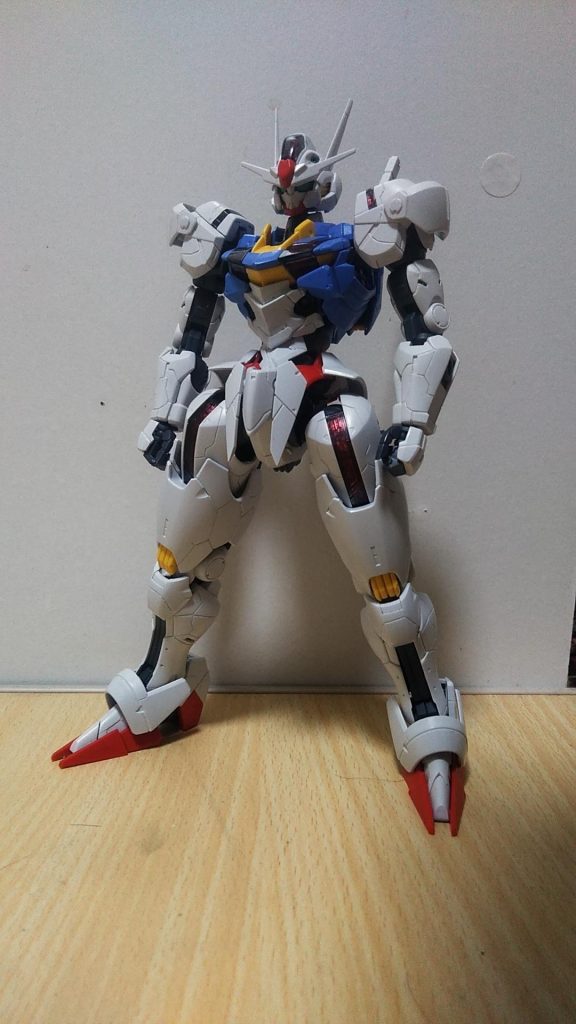 煽り気味の少し斜め前から。ほぼスジを入れたい処は、入れました。ただ入れるだけでなく、所々✓とV字型 一段下げをしてます。