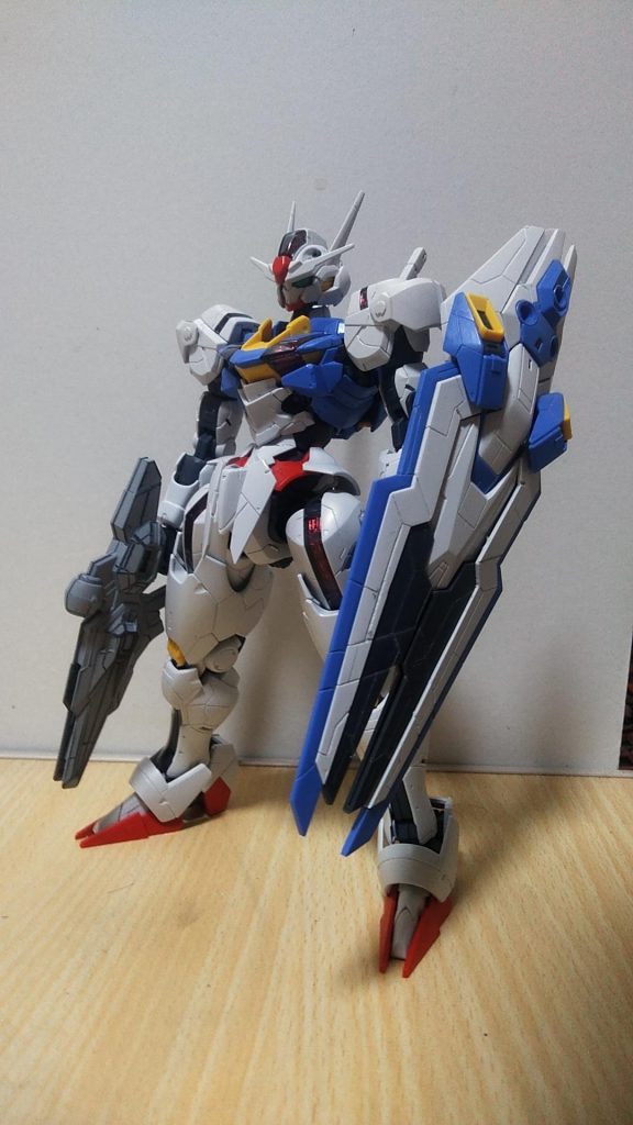 フル装備前面エスカッシャン ビームライフルも スジ彫りをしてます。ビームライフルだけは、スジを挽くために サーフェイサーを吹いてます。元ままだと 鉛筆でアタリを書いても見えなかったので。