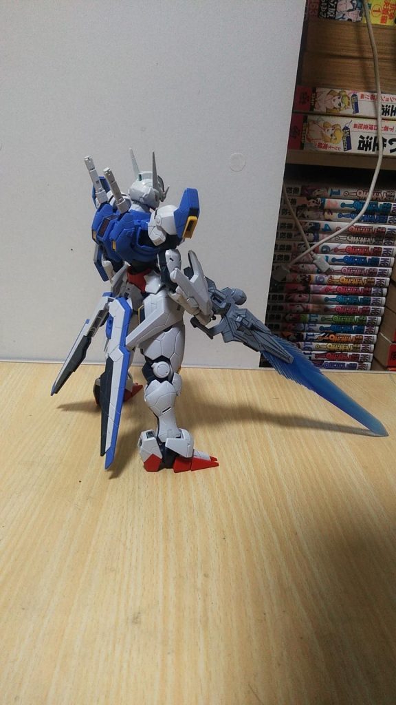 やや後ろ気味の側面