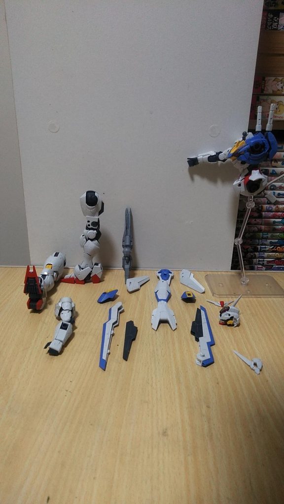 今回の作業した所大まかですけど。膝の所のスラスターは、スライド稼働を無くしました。スライド稼働は、変な感じがしたので。足裏のスラスターも角を落としてます。踵のスラスターは、他のスラスターと一緒の工程をしてます。頭部 肩 太腿は、見えない所もスジ彫りをしてます。首の根元で1.5ミリ延長して 埋もれた感じを無くしました。今の所は、予定してませんが塗装 デカール等仕上げたらサイアップするかもしれません。