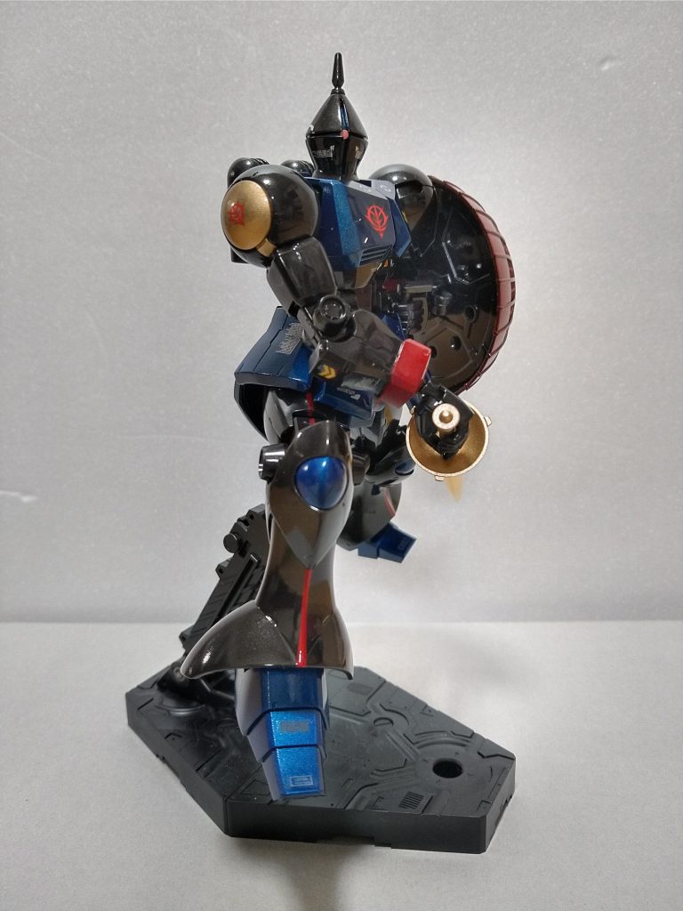 近衛師団なので、宮殿といった狭い空間で戦うことから、近接戦闘に適した機種が選ばれたという設定です。狭い空間で戦うので、下段の構えからの攻撃です。