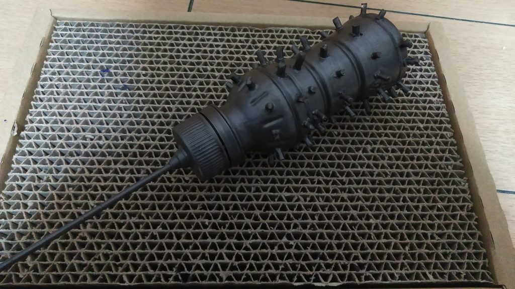 狼牙棒は、乳飲料のペットボトルに穴を開けまくってプラ棒を接着しまくり、適当なプラ棒と形のいいバーニアパーツを接続して、メイスっぽく。 タクティカルアームズ並みに重いのでアクションベースなどで支えないと保持出来ません(汗)