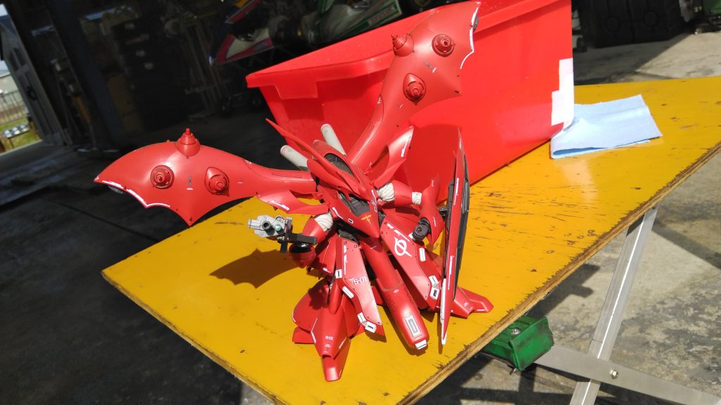 2021年、ガンプラを始めたばかりの初心者の私が運命のイタズラでナイチンゲールをゲットしてしまう当時の私は塗装をしない(できない)素組み派だったので、ただ組んでデカールを貼っただけのシロモノこの頃は楽しくて楽しくて仕方なかった。技術は低いがモチベーションだけは高くてキラキラ輝いたオッサンだったゲート処理もしていない子供が作ったレベルのコイツを今の道具で作り直そうというのが今回の企画今は死んだ魚のような目をしたオッサンはあの頃のキラメキを取り戻せるのか?!