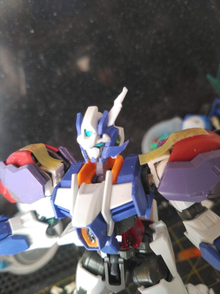 フェイスはヘの字と顎を鑢で削り角や耳を切り飛ばし、角を形整えて接着してます。