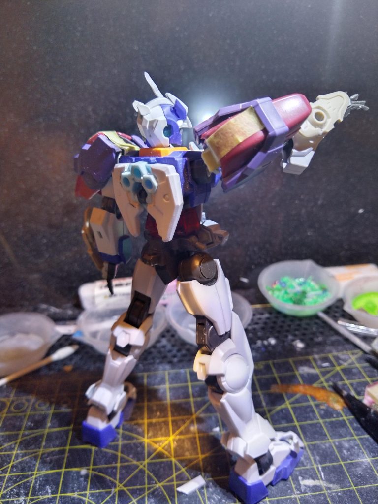 肩アーマーをベギルペンデに。アークブレイザーを奪われた腕には30MSオプションを刻んで嵌め込み。背中は30MSジョイントを埋め込んだ上で元ネタに寄せてシンプルに。