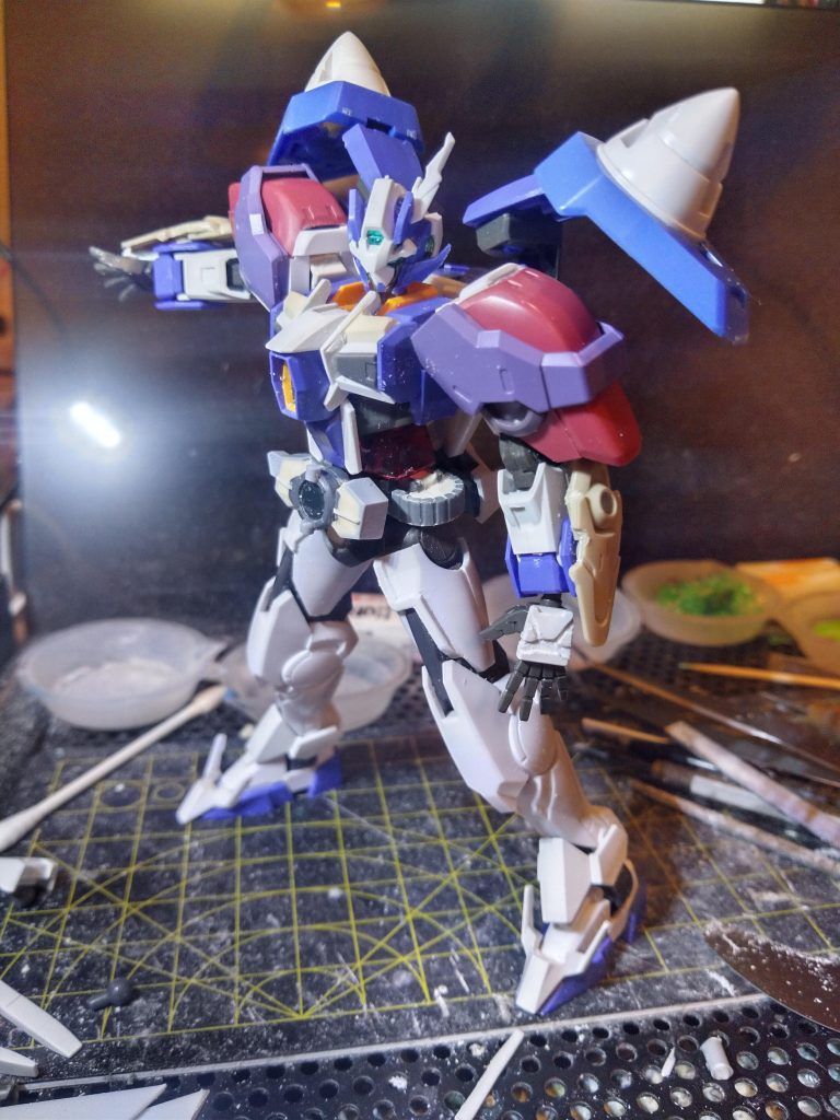 3㍉穴は生きているので背負い物で盛れます(笑)○ークドライバーはOOガンダムの肘間接にMSディテール01のハイメガ口を切ったもので挟んでパテで味付け。ボディもパテやプラ板で元ネタに寄せたつもり(^q^)胸ビームは好みじゃなかったのでレジンで埋めました(酷)