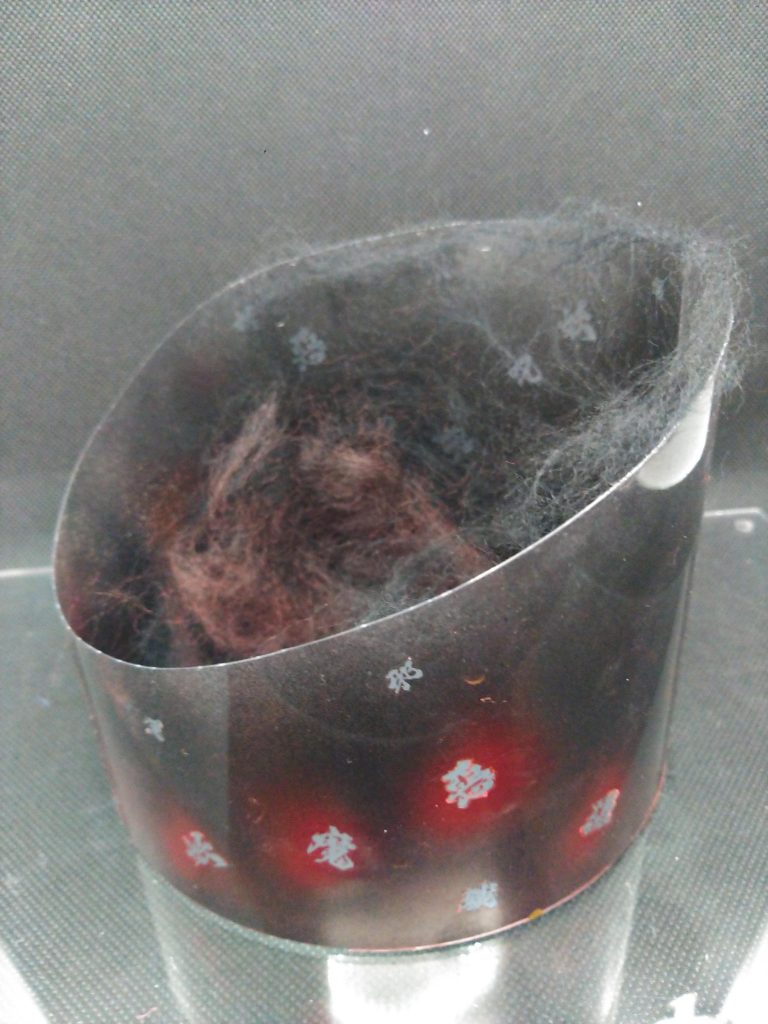 今回のエフェクトはコチラ。100均製クリアファイルをカットして丸めて黒サフとガンマカロイヤルメタレッドを吹いたモノにGMデカールの妖魔調伏をペタペタと。黒綿を背景文字見える程度にが薄く回して出来上がり。