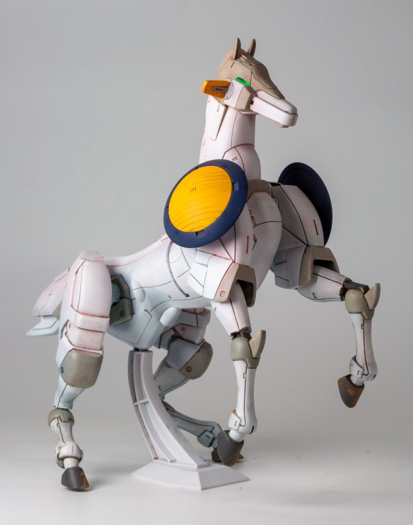 機動馬「白基」(ビャッキ)です あきらかに風雲再起ですがw「(木)馬といえばホワイトベース!」ということで旧キットの大きい方から耳のアンテナとメガ粒子砲台のドームを流用しました。全体をブラウンでウォッシングした後、炎で照り返す上面に赤・陰になる部分を青でフィルタリングしています