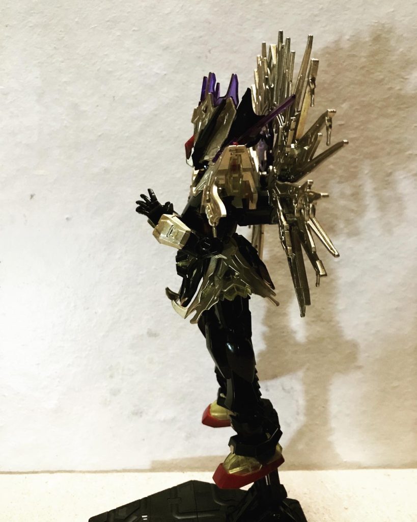 左サイドから回転していきまっせ!拝んでいるガンダム、、、ありがちなミキシングですね、、、はい笑なぞに仏像要素を入れたがるミキシングアイデア拗らせたタイプに多い!?💦