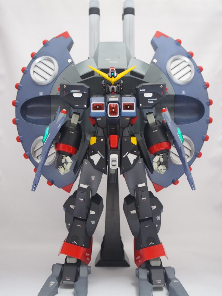 全体像。METAL ROBOT魂と一緒に遊びたかったのでディティールを増やし、各所にメタルパーツを埋め込んでいます。装甲の黒色は複数色で塗り分け、各所にメリハリを。形状は異なりますがところどころにシルバーのプラ板を追加しているのは当時のハイコンプロオマージュ(のつもり)