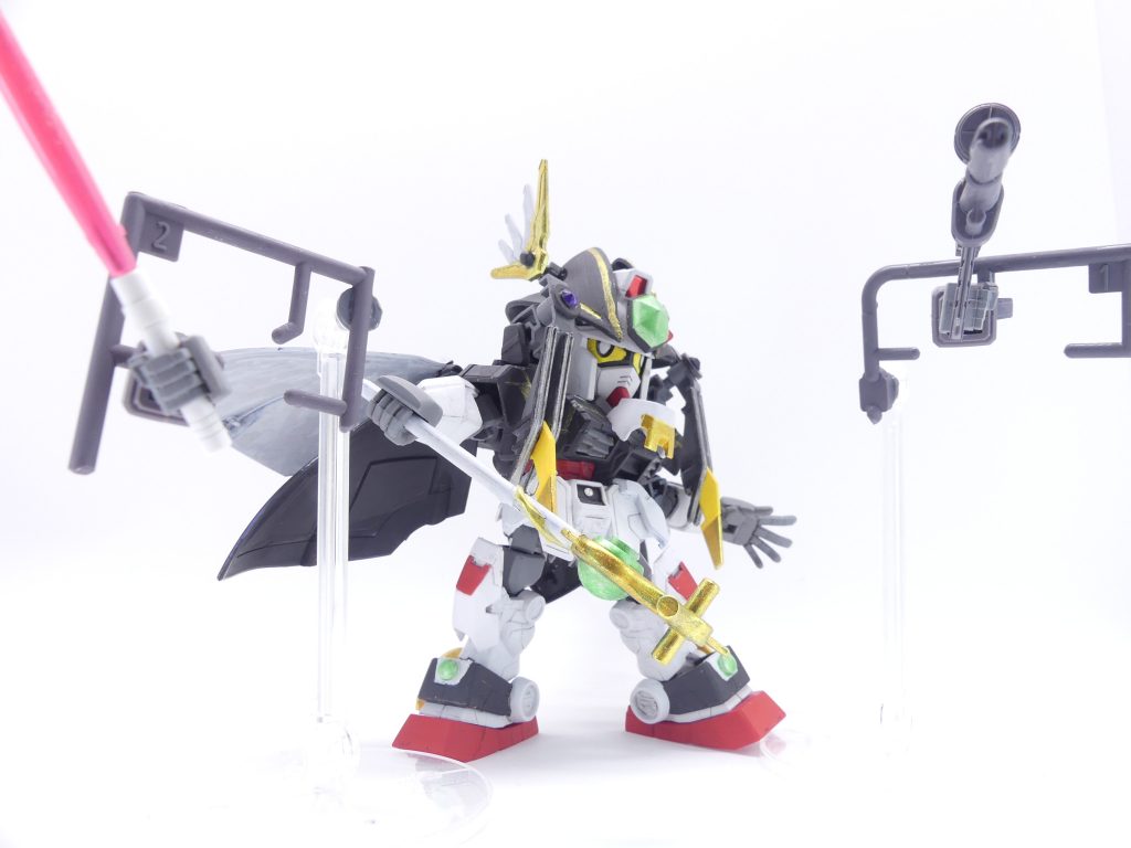 マジックロッド:その名の通り魔法の杖。特筆すべき能力はない(一応ロッドがなくてもガンプラ魔法は出せる)。殴るつもりもあんまりない。ガンプラ魔法:周囲のマナをクラビカルアンテナで固定し、プラ状にして構成する・・・とされる錬金術的なもの。実際には出撃時にアマミチが製作したパーツを持ち込む形で発動する。レベル(すなわちGP)が上がればより複雑な武装やランナーそのものを呼び出すことも可能になるとか。本機の最大の特徴・ガンプラ魔法。要はパーメットとかビットとかそこら辺のインスピレーションです。ランナーやパーツの大半はエコプラ組み立て体験会ガンダムからの流用。