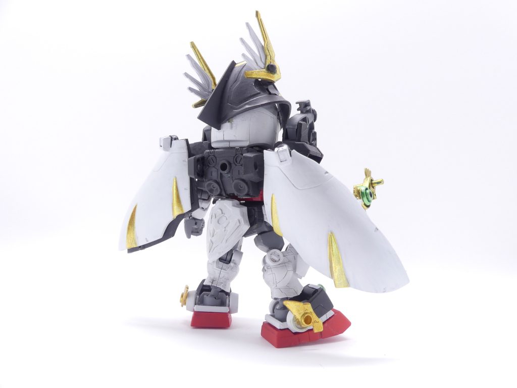 後ろから。帽子はウォーロックイージスから。これにプラ板を足して帽子にしています(両面テープで接続)。耳はナイトストライクから。マントはモビルドールサラから。